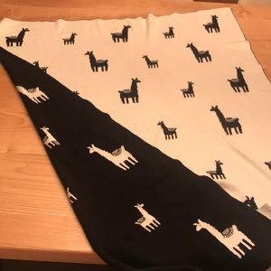 Super cute double sided llama motif crib blanket. Very soft 100% cotton.